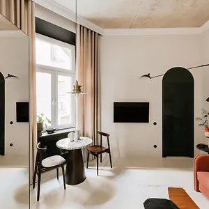 stylish-apartment-close-to-wawel-old-town-studio-main-sq-3-min.krakowhotelspoland.com/